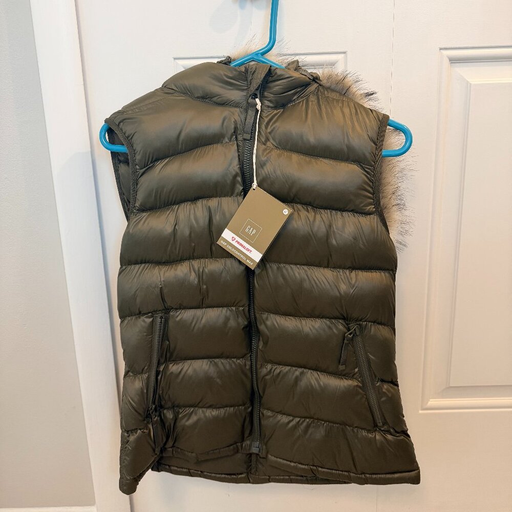 NWT Gap Primaloft Puffer Vest with Faux Fur Removable Hood - Size M